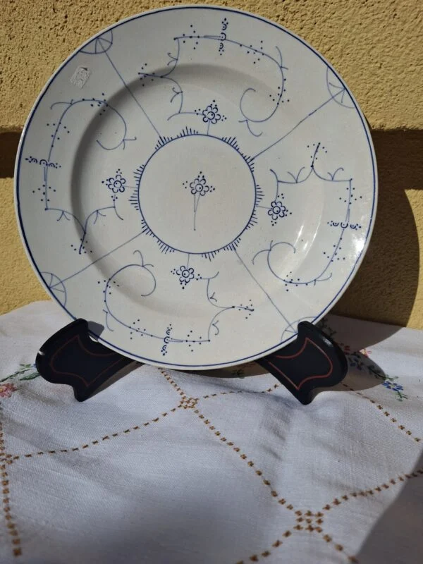 Villeroy & Boch tallerken på 23 cm med fine blå blomster og linjer