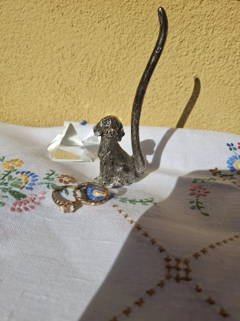 Ringholder som hund i metal – 12 cm