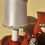 Rød bordlampe i keramik med cremefarvet skærm