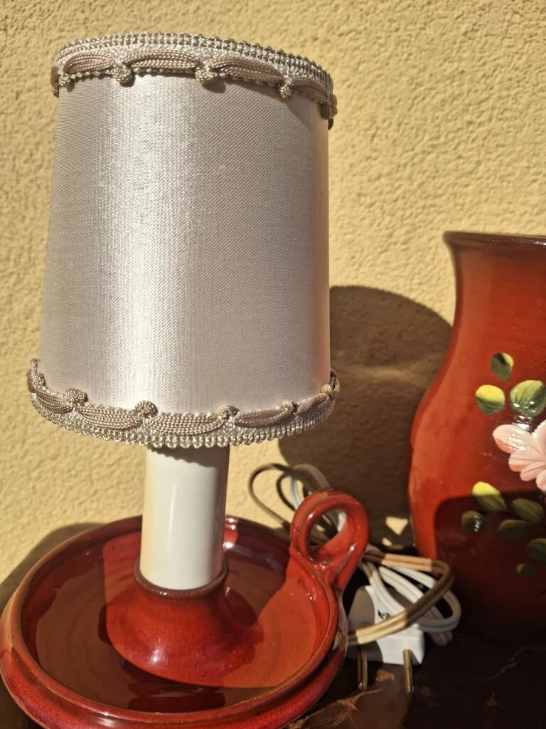 Rød bordlampe i keramik med cremefarvet skærm