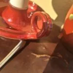 Detalje af hanken på den røde keramiske bordlampe