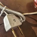 Bordlampens ledning og hvide stik