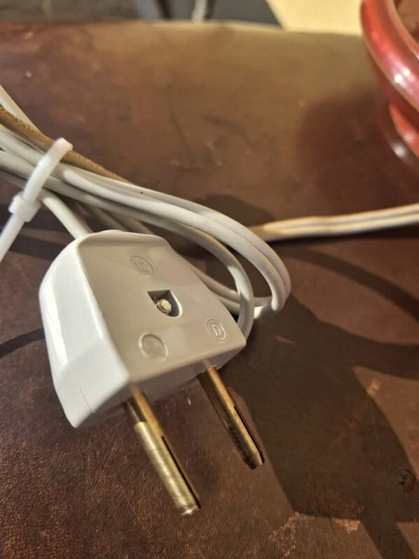 Bordlampens ledning og hvide stik