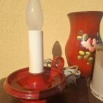 Rød bordlampe vist uden lampeskærm