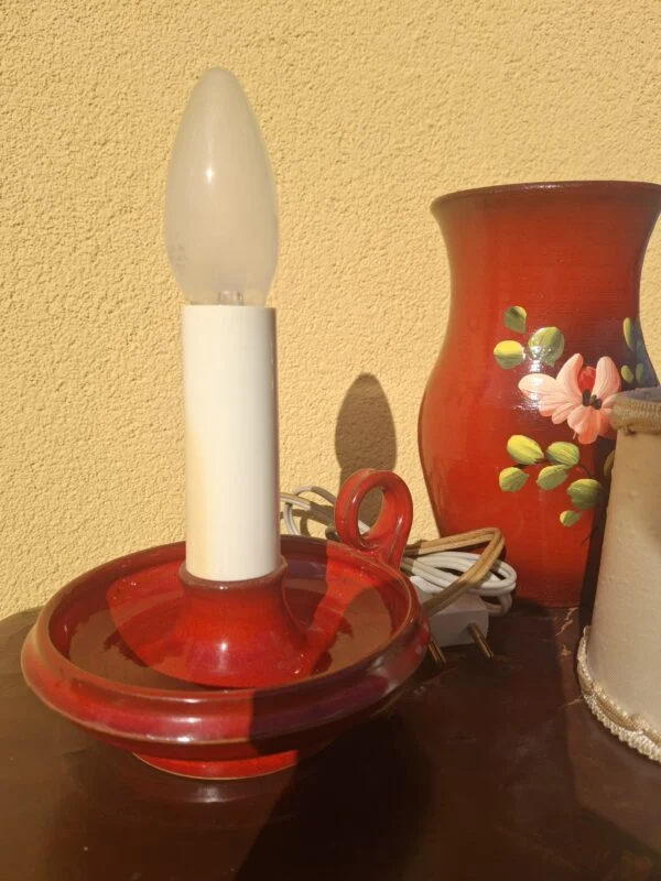 Rød bordlampe vist uden lampeskærm
