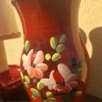 Blomsterdekoration på rød vase