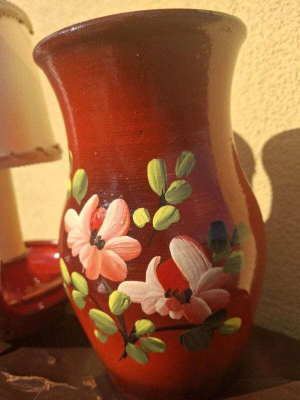 Blomsterdekoration på rød vase