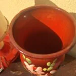 Rød vase set ned gennem åbningen