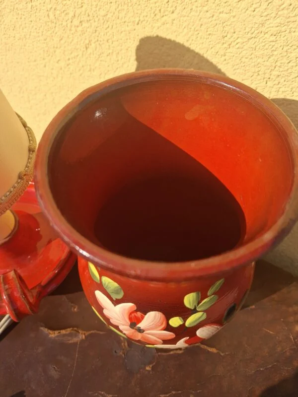 Rød vase set ned gennem åbningen