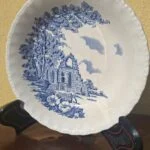 Blue Abbey dyb tallerken fra Barker Bros med blåt ruinmotiv