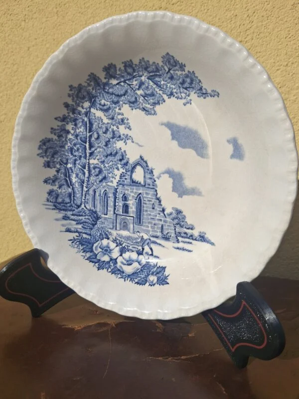 Blue Abbey dyb tallerken fra Barker Bros med blåt ruinmotiv