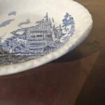 Blue Abbey tallerken set fra siden med bølget kant og krakelering