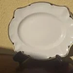 Flødefarvet Johnson Bros Victorian fad med guldkant og sort kant