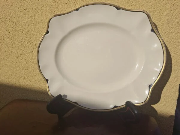 Flødefarvet Johnson Bros Victorian fad med guldkant og sort kant