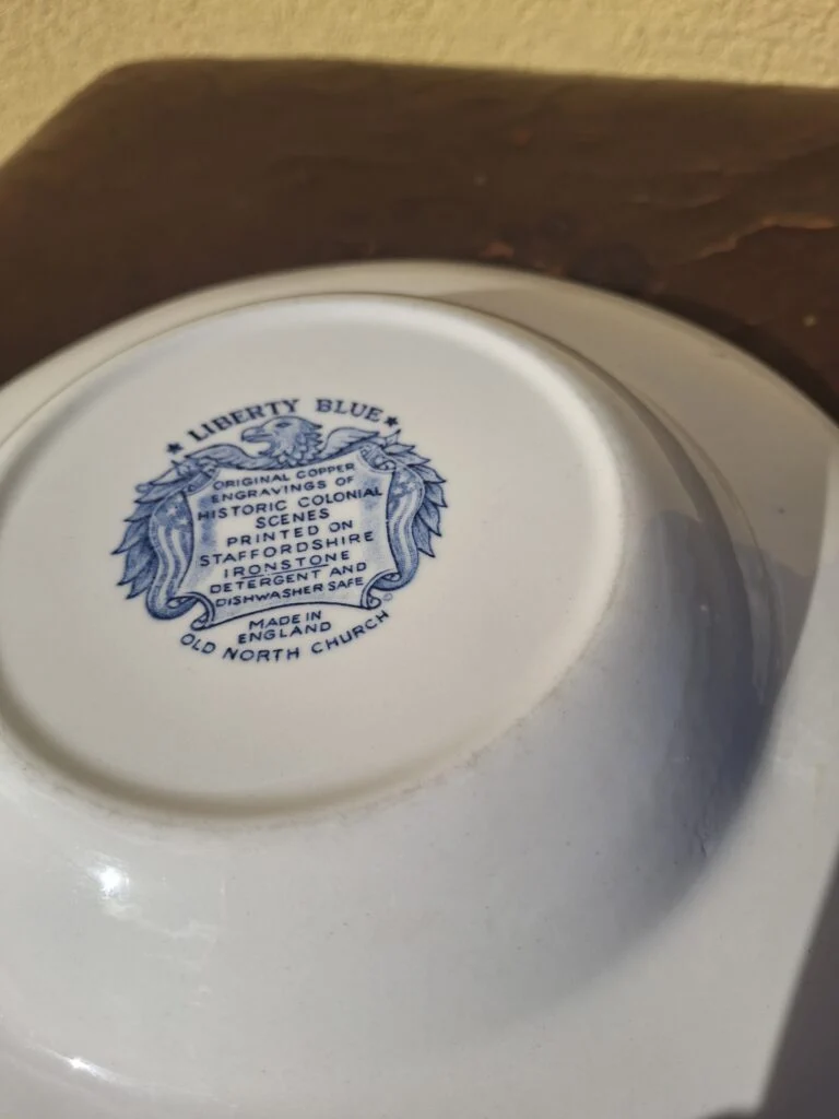Bundmærket med Liberty Blue, Old North Church, Ironstone og Made in England.