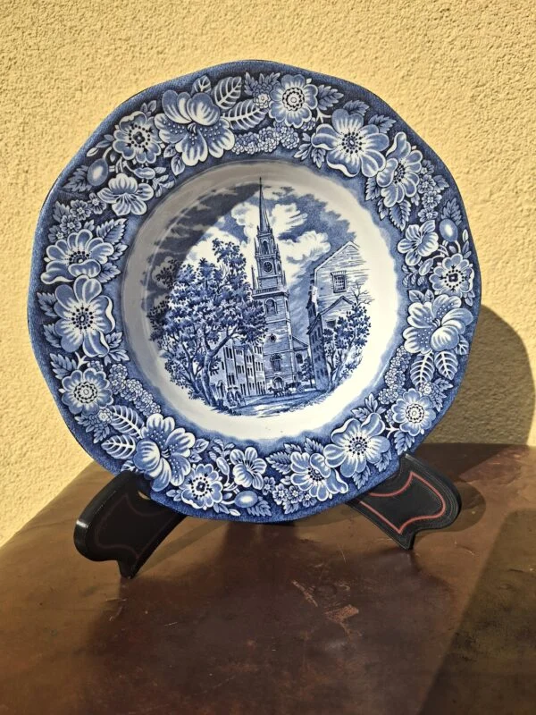 Liberty Blue dyb tallerken 22 cm med Old North Church og blå blomsterkant