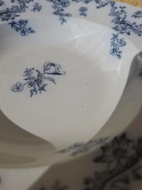Nærbillede af blå blomster og tydelige krakeleringer i en Adelphi tallerken