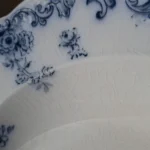 Detalje af Adelphi tallerkenens blå ornamenter, blomster og krakelerede overflade