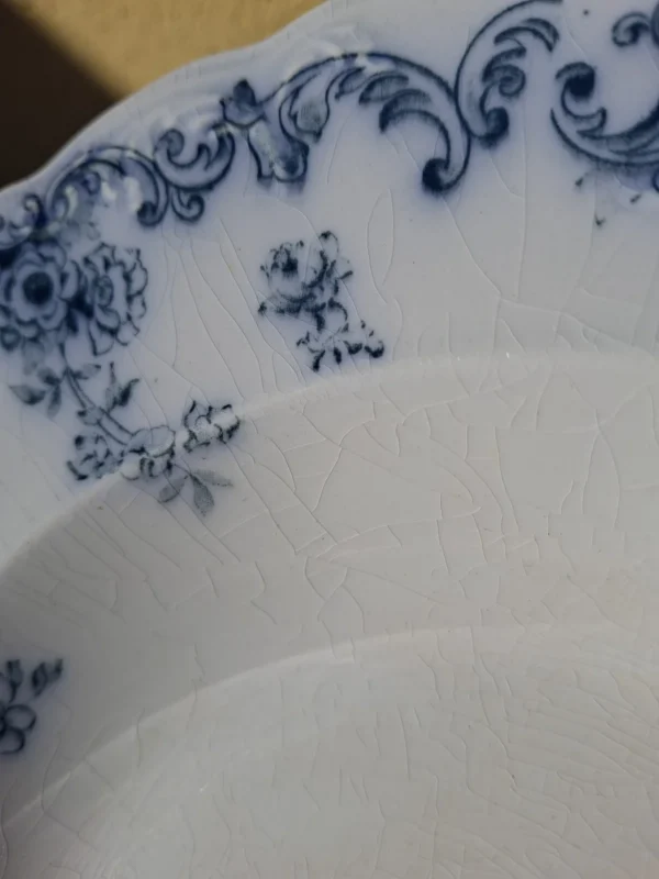 Detalje af Adelphi tallerkenens blå ornamenter, blomster og krakelerede overflade