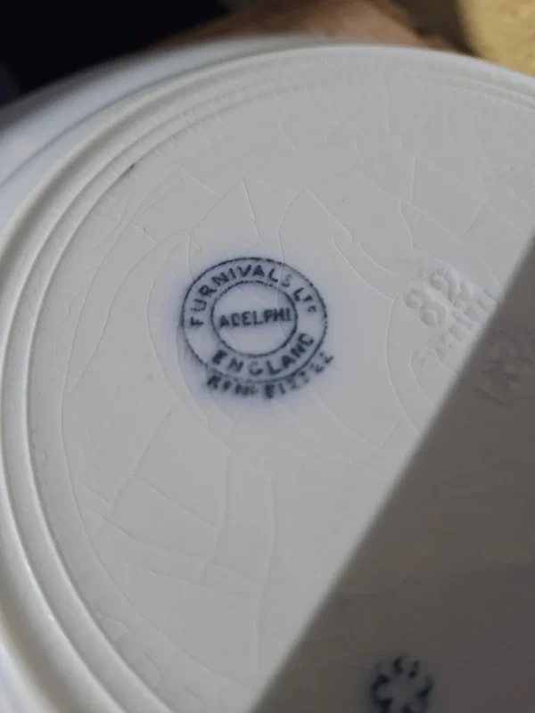 Nærbillede af det runde Furnivals Adelphi-stempel på en brugt tallerken