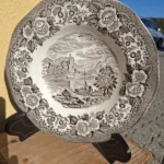 Enoch Wedgwood Loch Awe tallerken vist oprejst med borg, sejlbåd og bjerge
