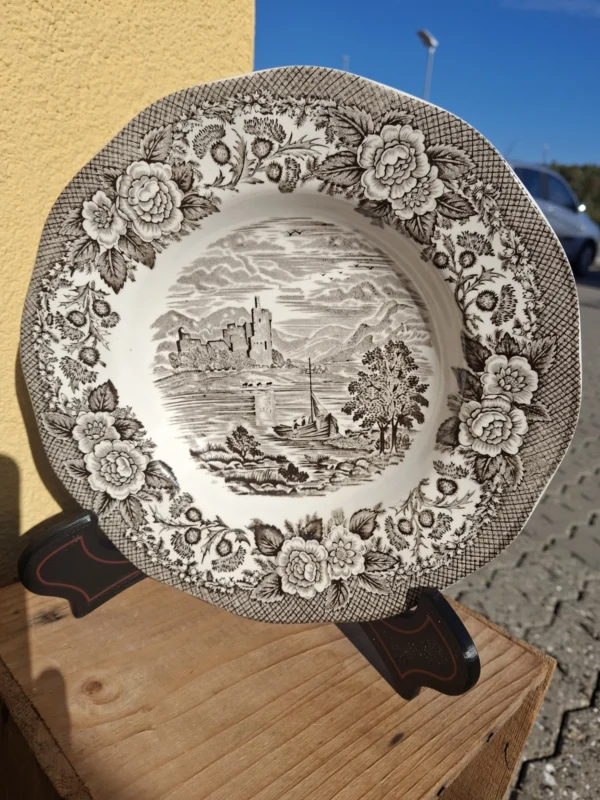 Enoch Wedgwood Loch Awe tallerken vist oprejst med borg, sejlbåd og bjerge