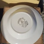 Lys underside af tallerken med Enoch Wedgwood og Lochs of Scotland-mærkning