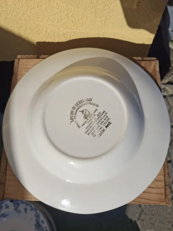 Lys underside af tallerken med Enoch Wedgwood og Lochs of Scotland-mærkning