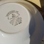 Nærbillede af Loch Awe-navn og Enoch Wedgwood Made in England på undersiden