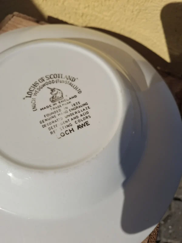Nærbillede af Loch Awe-navn og Enoch Wedgwood Made in England på undersiden