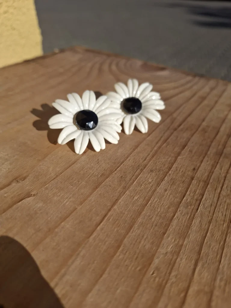Hvide blomsterøreclips med sort midte – ét par