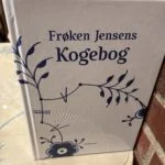Frøken Jensens Kogebog – Gyldendal med blå-hvidt omslag