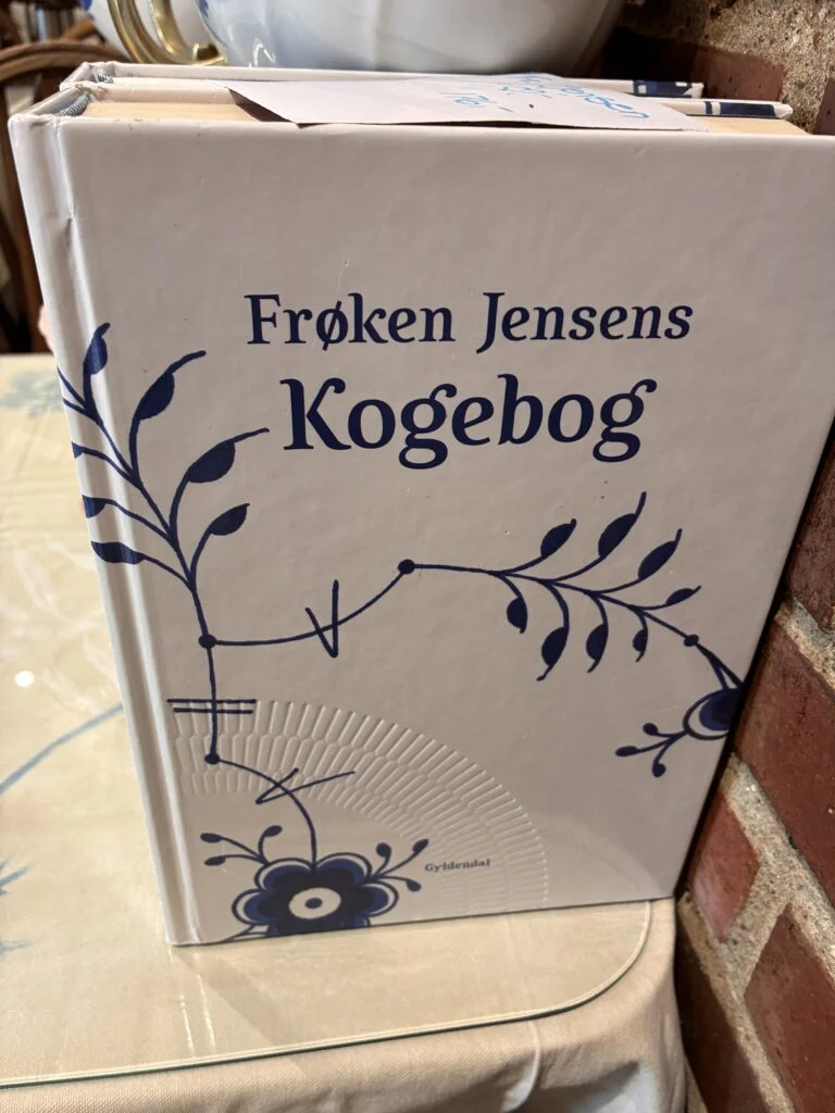 Frøken Jensens Kogebog – Gyldendal med blå-hvidt omslag