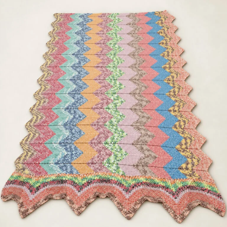 Håndstrikket tæppe med zigzagmønster – 250 × 165 cm