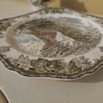 Detalje af den firkantede Friendly Village tallerkens bladbort og let bølgede kant