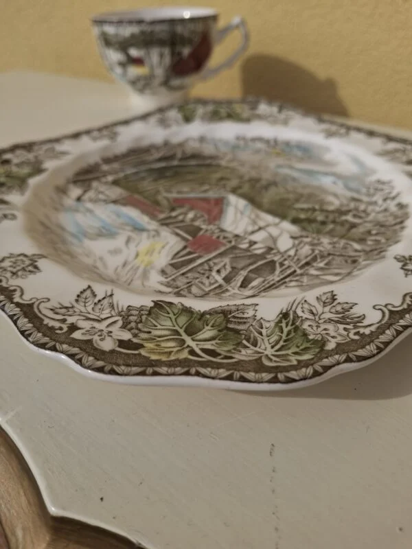 Detalje af den firkantede Friendly Village tallerkens bladbort og let bølgede kant