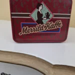 Rødt låg med Merrild Kaffe-logo