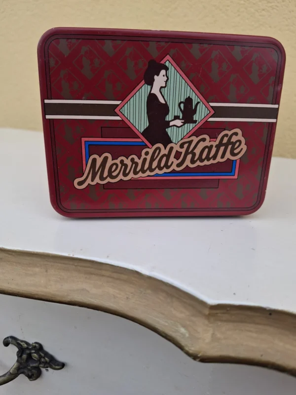 Rødt låg med Merrild Kaffe-logo