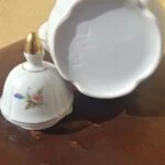 Kandens underside uden stempel og fodkant med et lille afslag