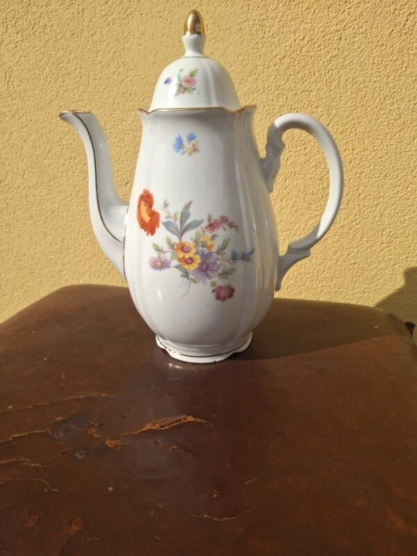 Hvid porcelænskande med låg, farverige blomster, lang tud og guldkant