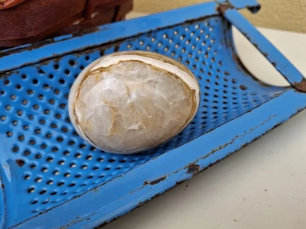 Beige pynteæg med cremefarvede og brune tegninger