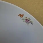 Nærbillede af en blomsterbuket på skålens indvendige kant