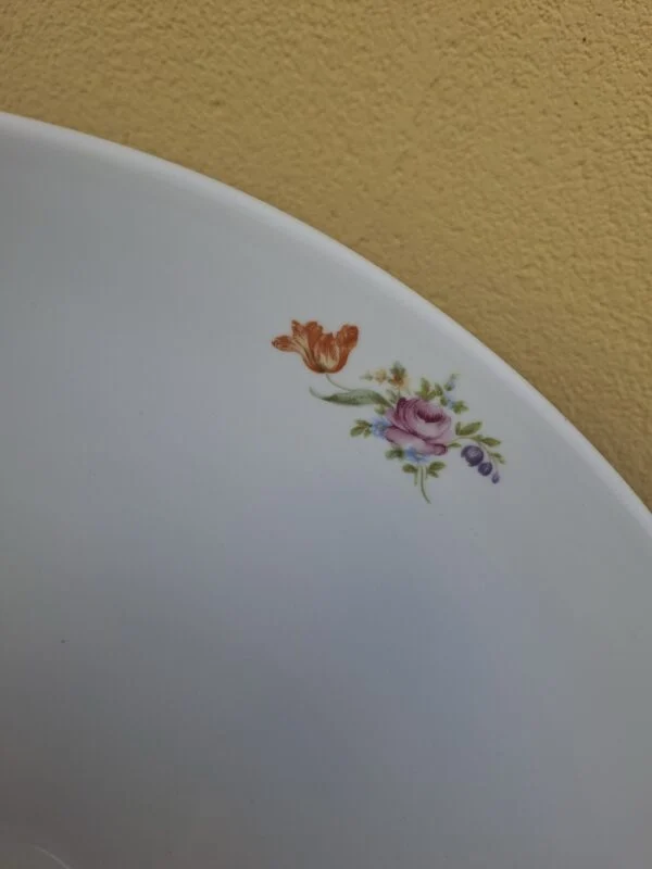 Nærbillede af en blomsterbuket på skålens indvendige kant