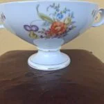 Rosenthal Bavaria skål på fod med blomsterdekoration, to hanke og gulddetaljer