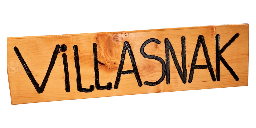 VillaSnak på et håndmalet træskilt
