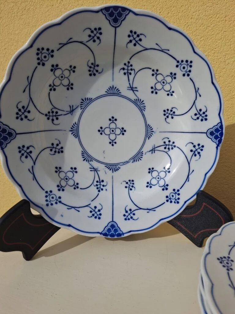 Dyb blå-hvid porcelænstallerken med blomstermotiv