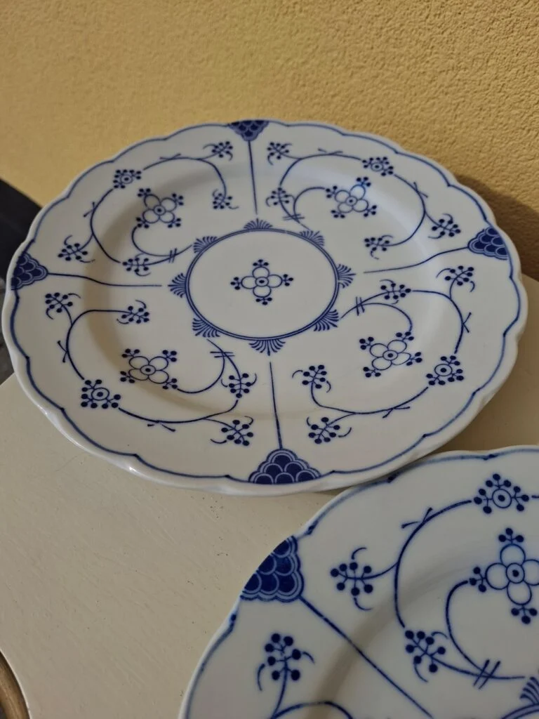 Middagstallerken i blå-hvidt porcelæn med blomsterranke