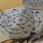 Middagstallerken i blå-hvidt porcelæn med blomsterranke