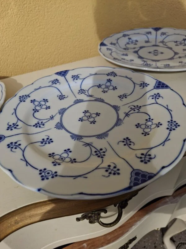 Middagstallerken i blå-hvidt porcelæn med blomsterranke