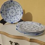 Middagstallerken i blå-hvidt porcelæn med blomsterranke
